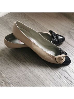 Pappagallo vintage leather loafers with wedge heel. Bow at toes. Size 8.5"